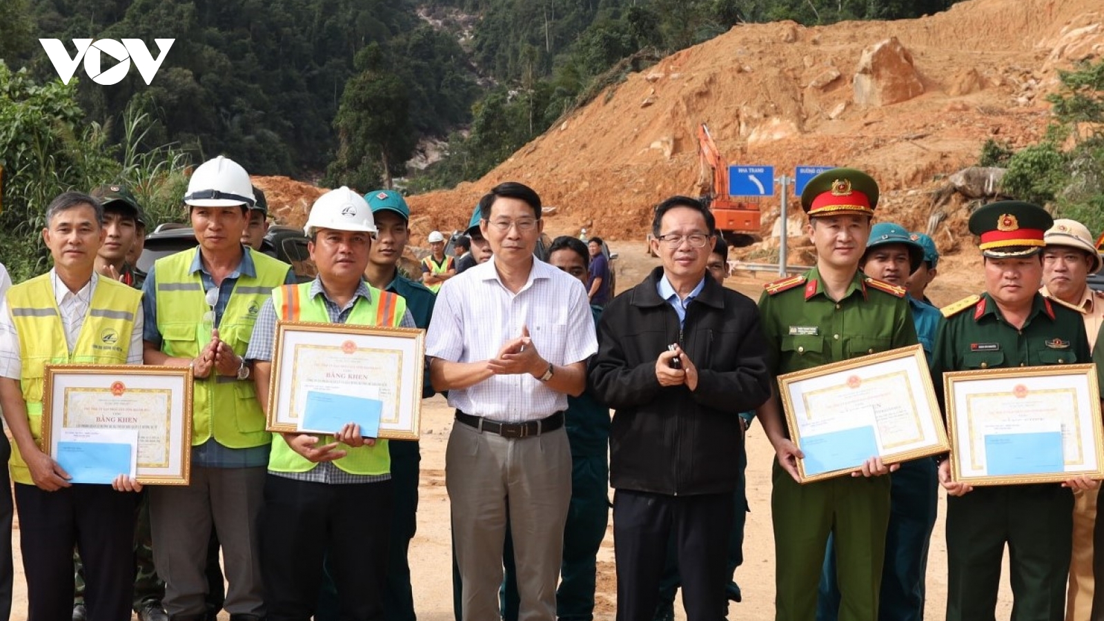 Tặng bằng khen 4 tập thể cứu hộ, cứu nạn sạt lở đèo Khánh Lê